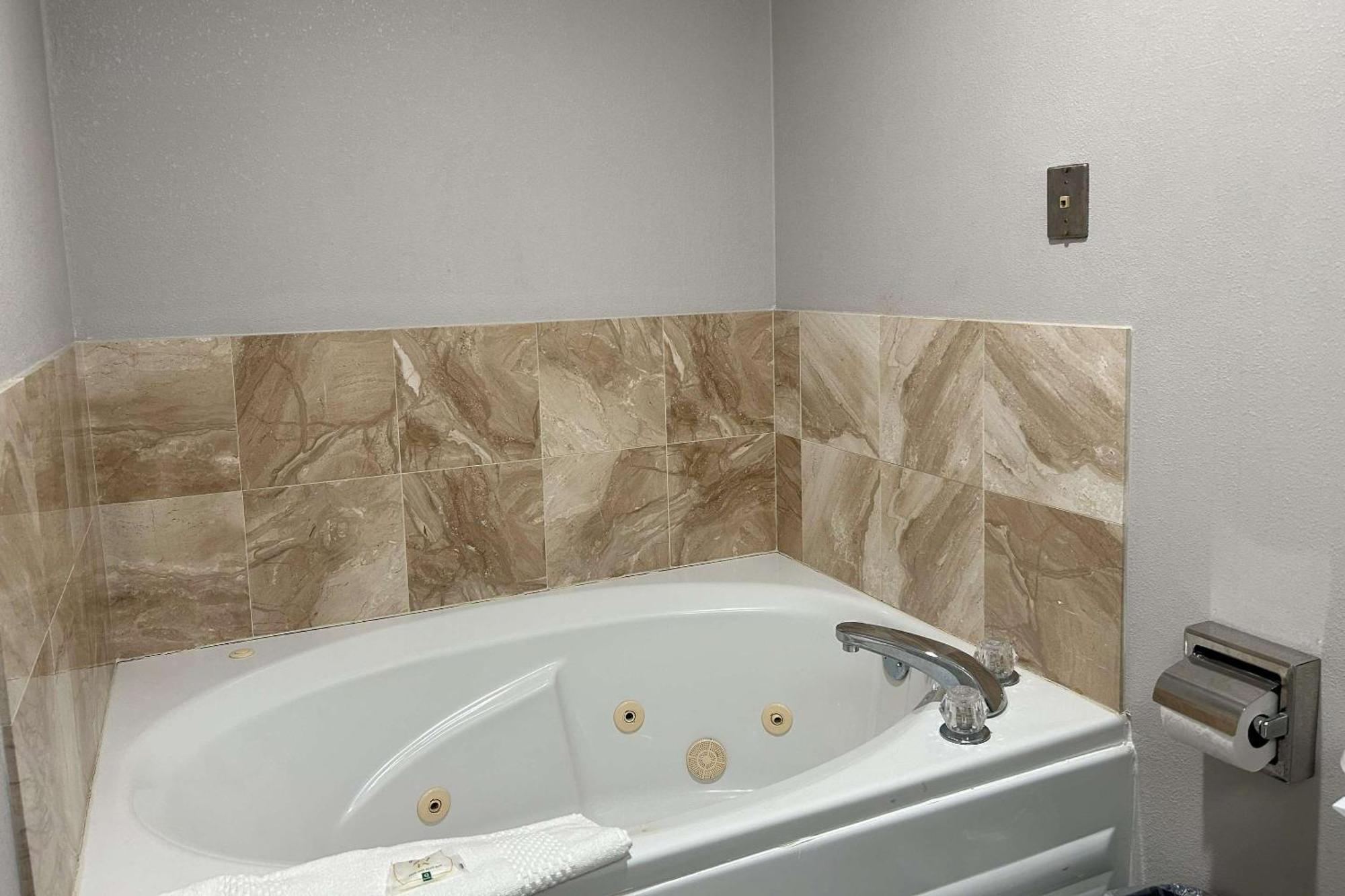 Quality Inn & Suites Tarboro - Kingsboro Eksteriør bilde